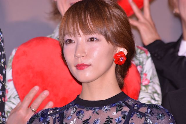 吉岡里帆＆宮川大輔『名探偵コナン　から紅の恋歌（ラブレター）』初日舞台あいさつに登壇（3枚目）