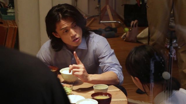 ほほえましい！小栗旬＆杉咲花、仲よし兄妹役で息の合った掛け合い（11枚目）