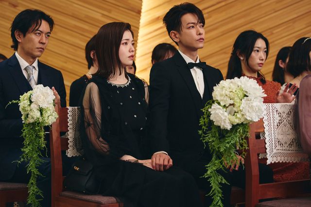 第7話より、友也(横山裕)と麗奈(白石聖)の結婚式に参列する美紗(小芝風花)と亘(佐藤健)