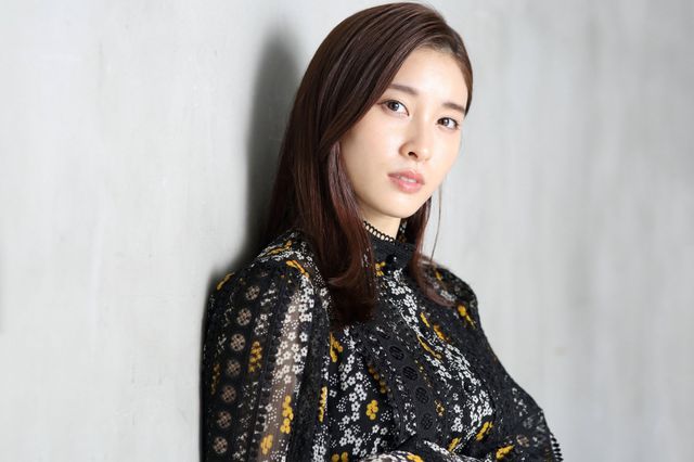 土屋太鳳、可憐で美しい！映画『鳩の撃退法』インタビューカット：フォトギャラリー