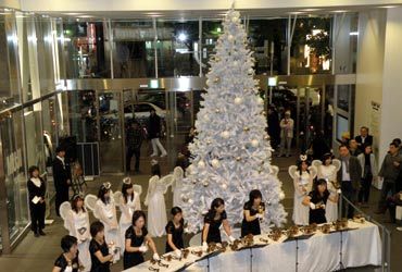 クリスマスシーズン到来 新宿ピカデリーにホワイトツリーが出現 シネマトゥデイ