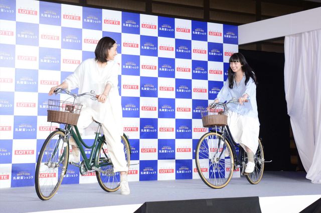 吉田羊＆小松菜奈なかよし！ロッテ「乳酸菌ショコラ」新商品発表会（14枚目）