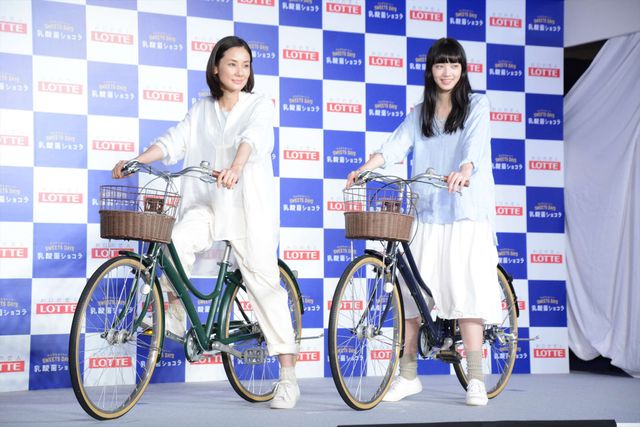 吉田羊＆小松菜奈なかよし！ロッテ「乳酸菌ショコラ」新商品発表会（15枚目）