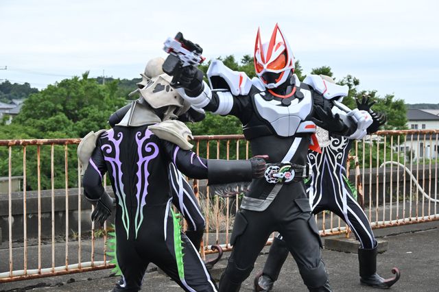 ラスボスとの缶蹴り、勝者は？「仮面ライダーギーツ」第8話「邂逅VII：切り札ニンジャ」：フォトギャラリー