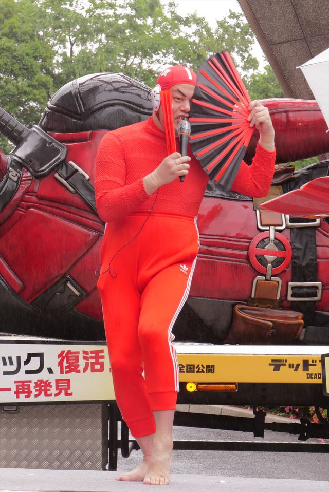 野性爆弾、巨大デッドプールを前に破天荒さ全開！（5枚目）