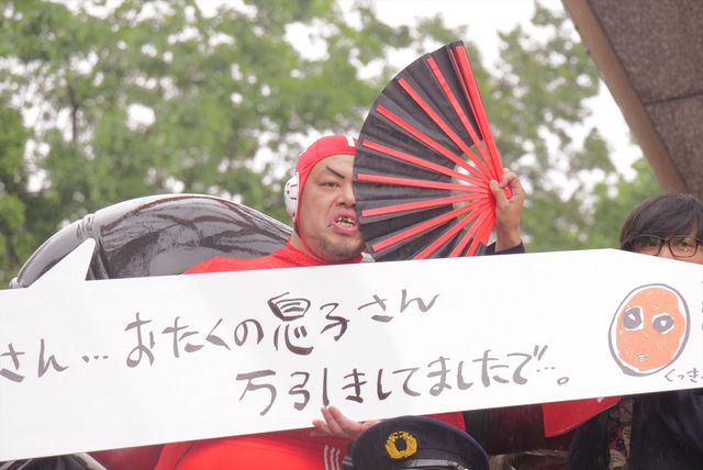 野性爆弾、巨大デッドプールを前に破天荒さ全開！（8枚目）