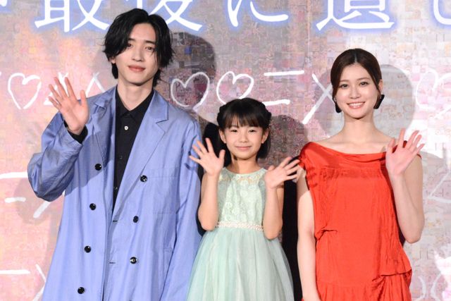 道枝駿佑＆生見愛瑠＆英茉が“家族”3ショット！映画『君が最後に遺した歌』大ヒット御礼舞台あいさつ：フォトギャラリー