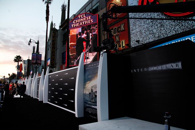 アン・ハサウェイ、胸元ざっくりセクシードレスで登場！フォトギャラリー（11枚目）