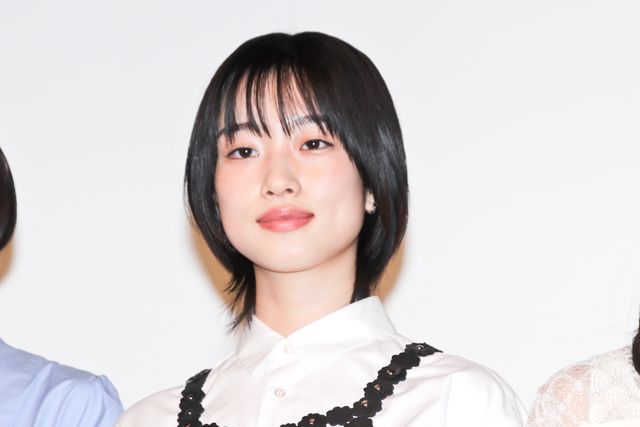 全身ショットも！河合優実、小野莉奈、小宮山莉渚、中井友望ら『少女は卒業しない』初日舞台挨拶（12枚目）