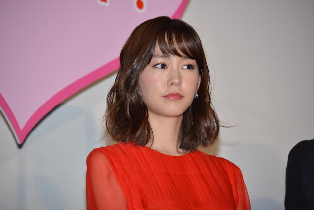桐谷美玲、真っ赤なドレス姿が美しい！映画『リベンジgirl』初日舞台あいさつ（4枚目）