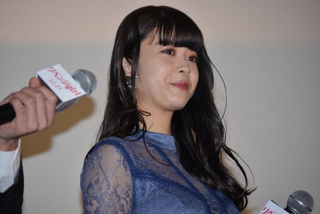 桐谷美玲、真っ赤なドレス姿が美しい！映画『リベンジgirl』初日舞台あいさつ（13枚目）