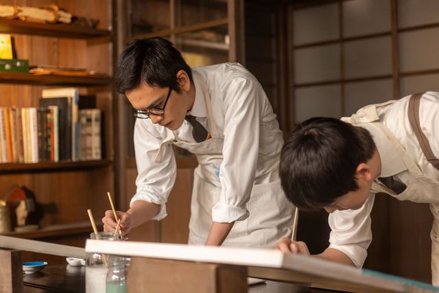 卒業制作に励む嵩（北村匠海）…「あんぱん」第8週「めぐりあい わかれゆく」第40回：フォトギャラリー