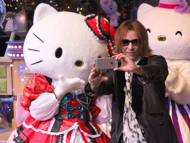 YOSHIKIがゴンドラに乗ってハローキティパレードに登場！　ニューアルバムについても言及：フォトギャラリー