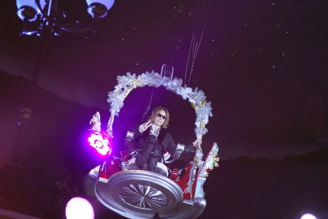 YOSHIKIがゴンドラに乗ってハローキティパレードに登場！　ニューアルバムについても言及（3枚目）