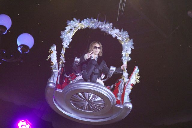 YOSHIKIがゴンドラに乗ってハローキティパレードに登場！　ニューアルバムについても言及（5枚目）