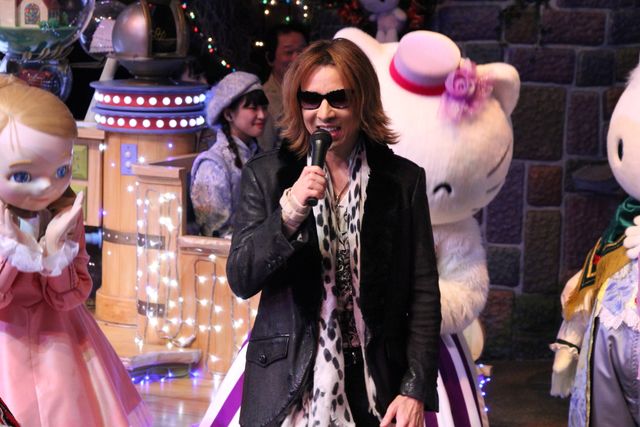 YOSHIKIがゴンドラに乗ってハローキティパレードに登場！　ニューアルバムについても言及（6枚目）