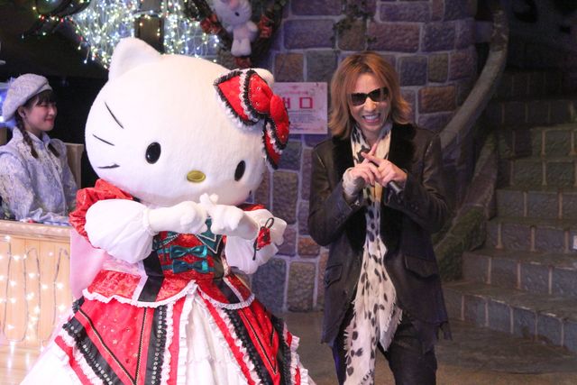 YOSHIKIがゴンドラに乗ってハローキティパレードに登場！　ニューアルバムについても言及（7枚目）