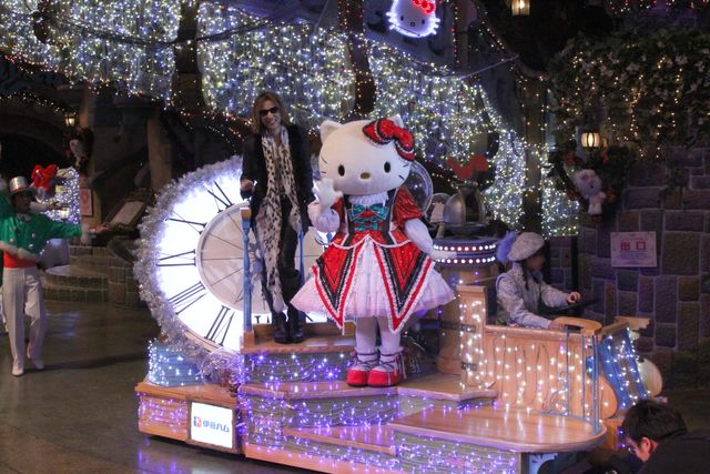 YOSHIKIがゴンドラに乗ってハローキティパレードに登場！　ニューアルバムについても言及（13枚目）