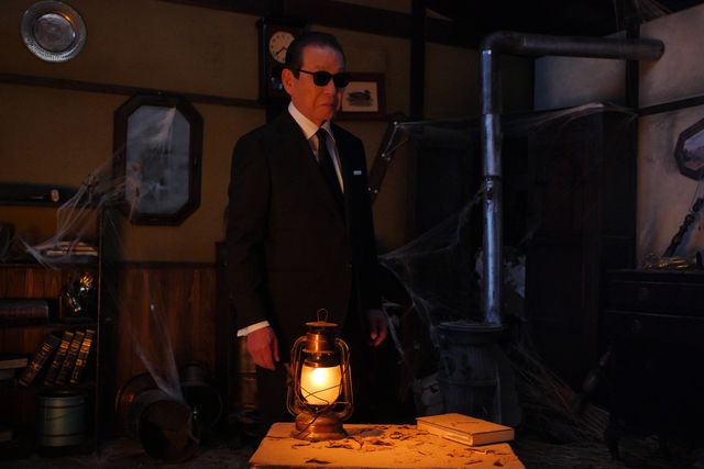 佐藤二朗がタモリにナイフを…「世にも奇妙な物語」場面カット（2枚目）