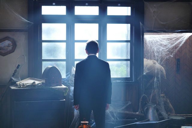 佐藤二朗がタモリにナイフを…「世にも奇妙な物語」場面カット（4枚目）