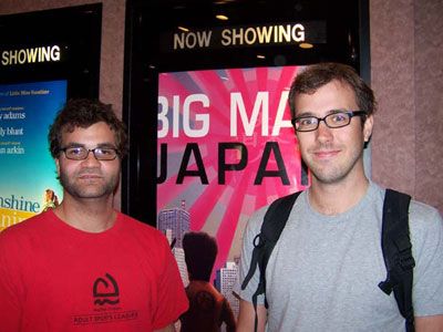 「アメリカ人の僕でも楽しめたよ！」-『大日本人』のポスターの前で観客のジョンさんとジェフリーさん