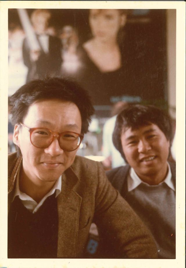 1985年『台北ストーリー』公開当時のエドワード・ヤンとホウ・シャオシェンのスナップ写真。（『台北ストーリー』の上映でロンドン国際映画祭にて撮影）ホウ監督が今回の来日時に持参した貴重な1枚だ。