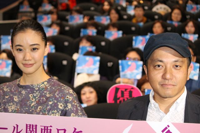 蒼井優＆阿部サダヲ、大阪で『彼女がその名を知らない鳥たち』舞台あいさつ（7枚目）