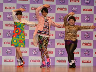 ロッテガム「Fit's」の新CM出演の（左から）松井愛莉、福士蒼汰、渡辺直美