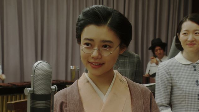 千代は緊張しながらマイクの前に…「おちょやん」第107回：フォトギャラリー