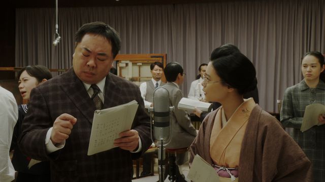 千代は緊張しながらマイクの前に…「おちょやん」第107回（2枚目）