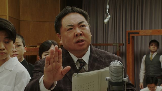 千代は緊張しながらマイクの前に…「おちょやん」第107回（3枚目）