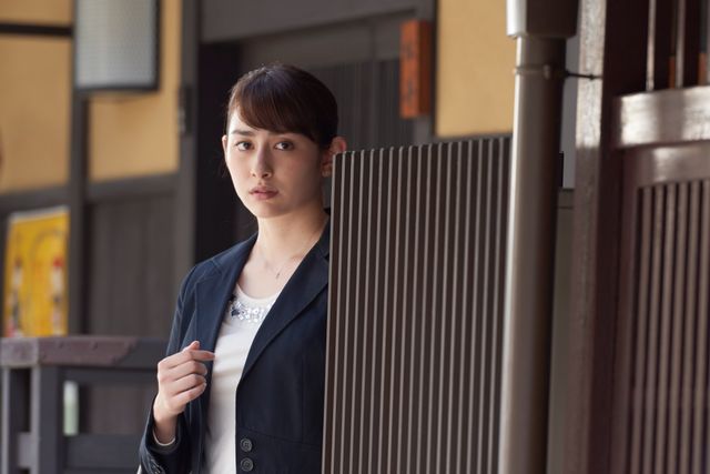 早見あかり＆市原隼人、距離近すぎ……！胸キュン場面写真（3枚目）