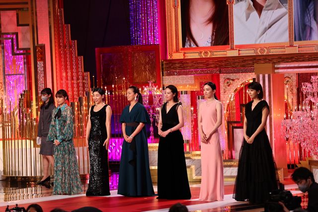 有村架純、清野菜名、永野芽郁ら華やかなドレスで魅せる!優秀助演女優賞