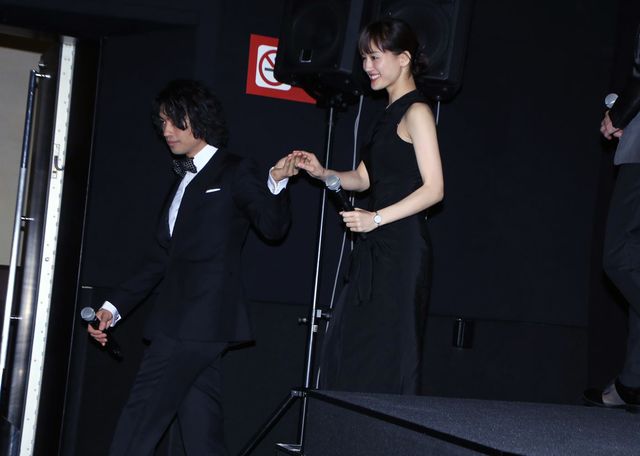 綾瀬はるかの手を取る斎藤工…！映画『高台家の人々』完成披露試写会フォトギャラリー：フォトギャラリー