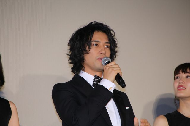 綾瀬はるかの手を取る斎藤工…！映画『高台家の人々』完成披露試写会フォトギャラリー（4枚目）