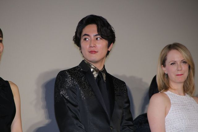 綾瀬はるかの手を取る斎藤工…！映画『高台家の人々』完成披露試写会フォトギャラリー（6枚目）