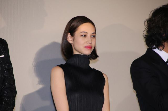 綾瀬はるかの手を取る斎藤工…！映画『高台家の人々』完成披露試写会フォトギャラリー（7枚目）