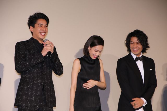 綾瀬はるかの手を取る斎藤工…！映画『高台家の人々』完成披露試写会フォトギャラリー（9枚目）