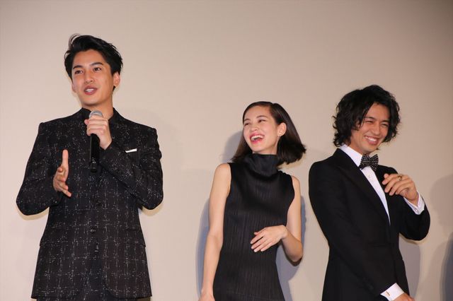 綾瀬はるかの手を取る斎藤工…！映画『高台家の人々』完成披露試写会フォトギャラリー（10枚目）