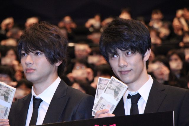 山田裕貴、青木玄徳らが札束を手に！『闇金ドッグス2』初日舞台あいさつギャラリー（17枚目）