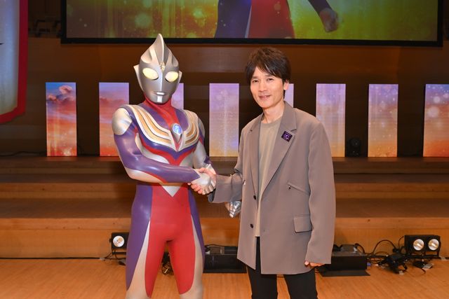 長野博&ウルトラマンティガが握手!「ティガ」30周年ステージ会場にて