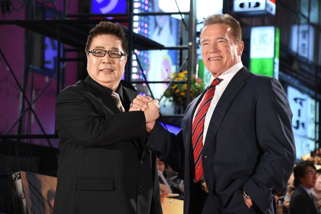 シュワちゃん、スマホカバーは『コマンドー』！（2枚目）