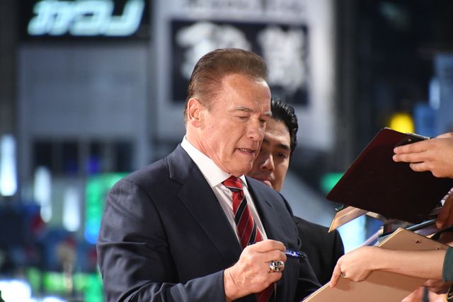 シュワちゃん、スマホカバーは『コマンドー』！（6枚目）