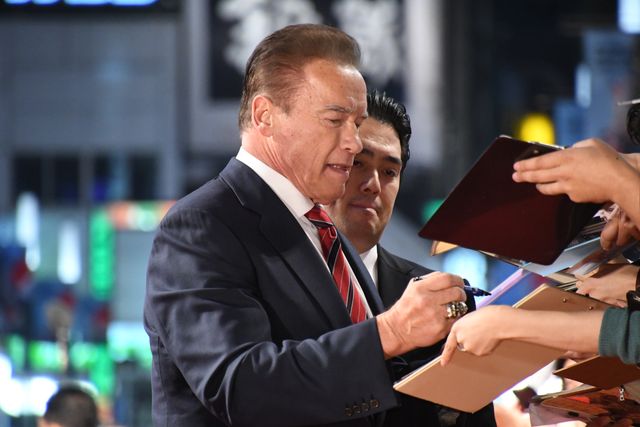 シュワちゃん、スマホカバーは『コマンドー』！（17枚目）