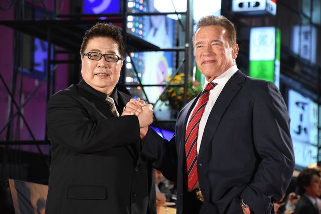 シュワちゃん、スマホカバーは『コマンドー』！（18枚目）