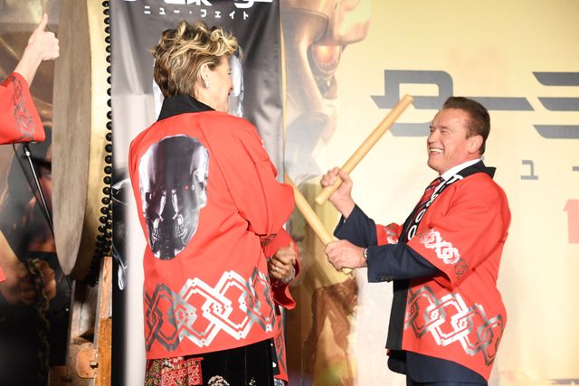 シュワちゃん、スマホカバーは『コマンドー』！（20枚目）