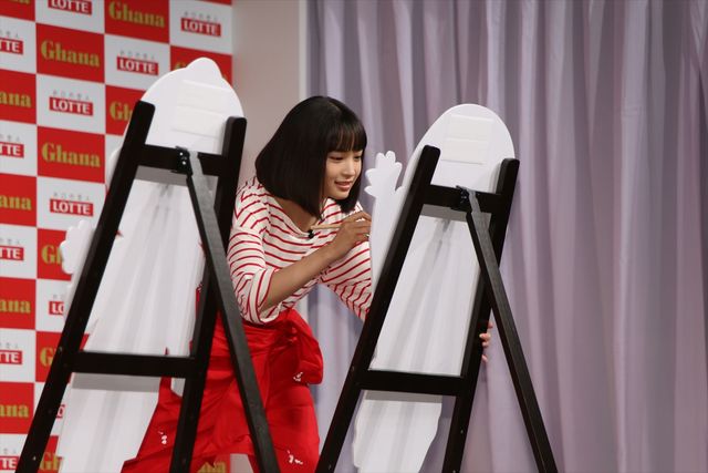 広瀬すず、土屋太鳳 、松井愛莉がお互いの似顔絵を描くと…ロッテ・ガーナ新CM発表会（46枚目）