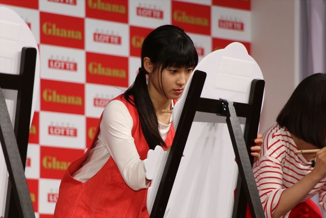 広瀬すず、土屋太鳳 、松井愛莉がお互いの似顔絵を描くと…ロッテ・ガーナ新CM発表会（48枚目）
