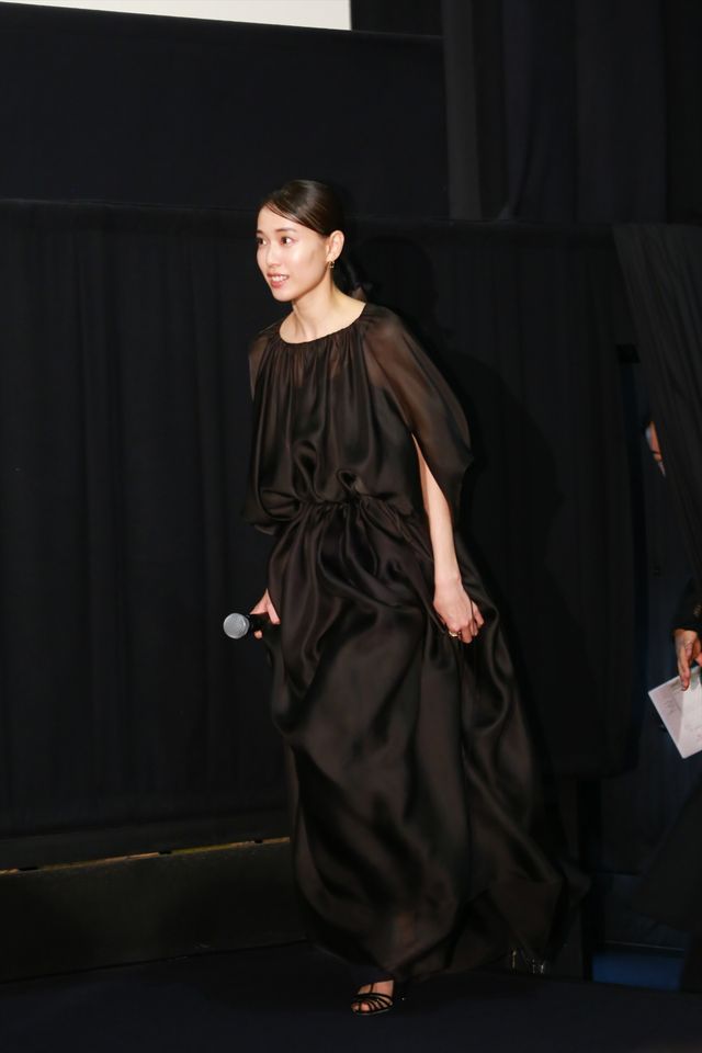 【全身あり】戸田恵梨香、黒のドレス姿が美しい！『あの日のオルガン』公開記念舞台あいさつ（13枚目）