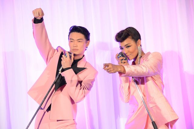 笠松将＆Crystal Kay、エルヴィスをイメージした衣装で決めポーズ！：フォトギャラリー